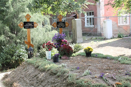 Graves of Archpriest Pavel and Deacon Alexander Sulakov 2.png