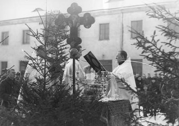 Saint Vasily reads the Gospel, Blessing Waters 6 Jnuary 1931S.png