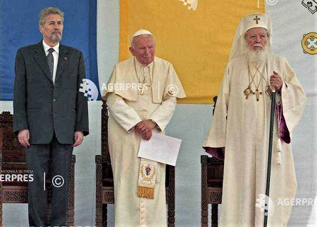Pope John Paul II, Patriarch Teoctist, President Emil Constantinescu 1.png