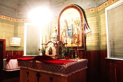 TolstoiukrainianorthodoxHolyTable,Altar 2.jpg