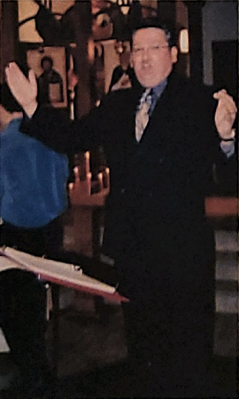 Reader Gregory Fedor leading the singers 1.png