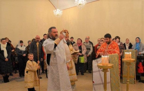 Protodiakon-Viktor-Kramarenko-voznosit-ekteniyu-o-blazhennyih-sozdatelyah-hrama B.jpg