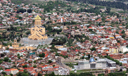 Tbilisi Holy Trinity Cathedral (Sameba) and Presidential Palace 2.png