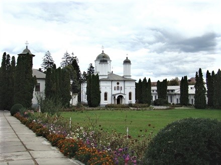 File:Saint NIcholas Cathedral Ramnicu Valcea 1.jpg