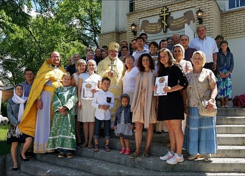 Vladyka and parisioners S.jpg
