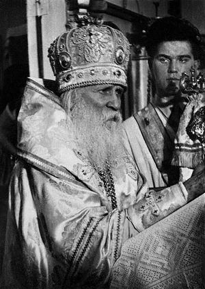 Metropolitan Veniamin serving.jpg