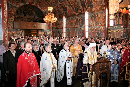 Patriarch Irinej at Saint Nicholas Barton Hamilton 2015 2.png