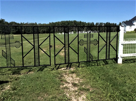 File:Saint Nicholas MacNutt cemetery gate 3.png