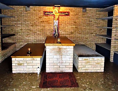 Tomb of Archimandrite Sophrony (centre) 1.jpg