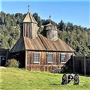 Holy Trinity Chapel Fort Ross 1.jpg